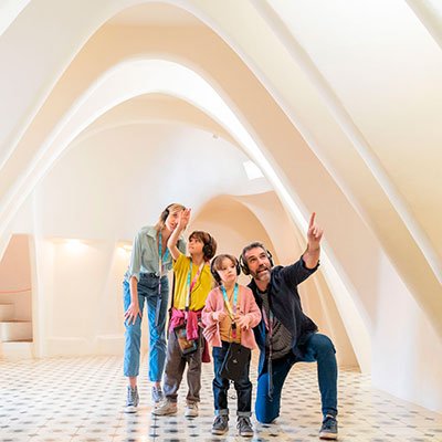 Familia en el ático